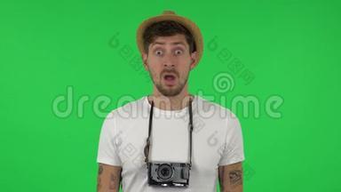 度假游客的肖像是说哇，震惊的面部表情在复古相机上拍照。 绿网